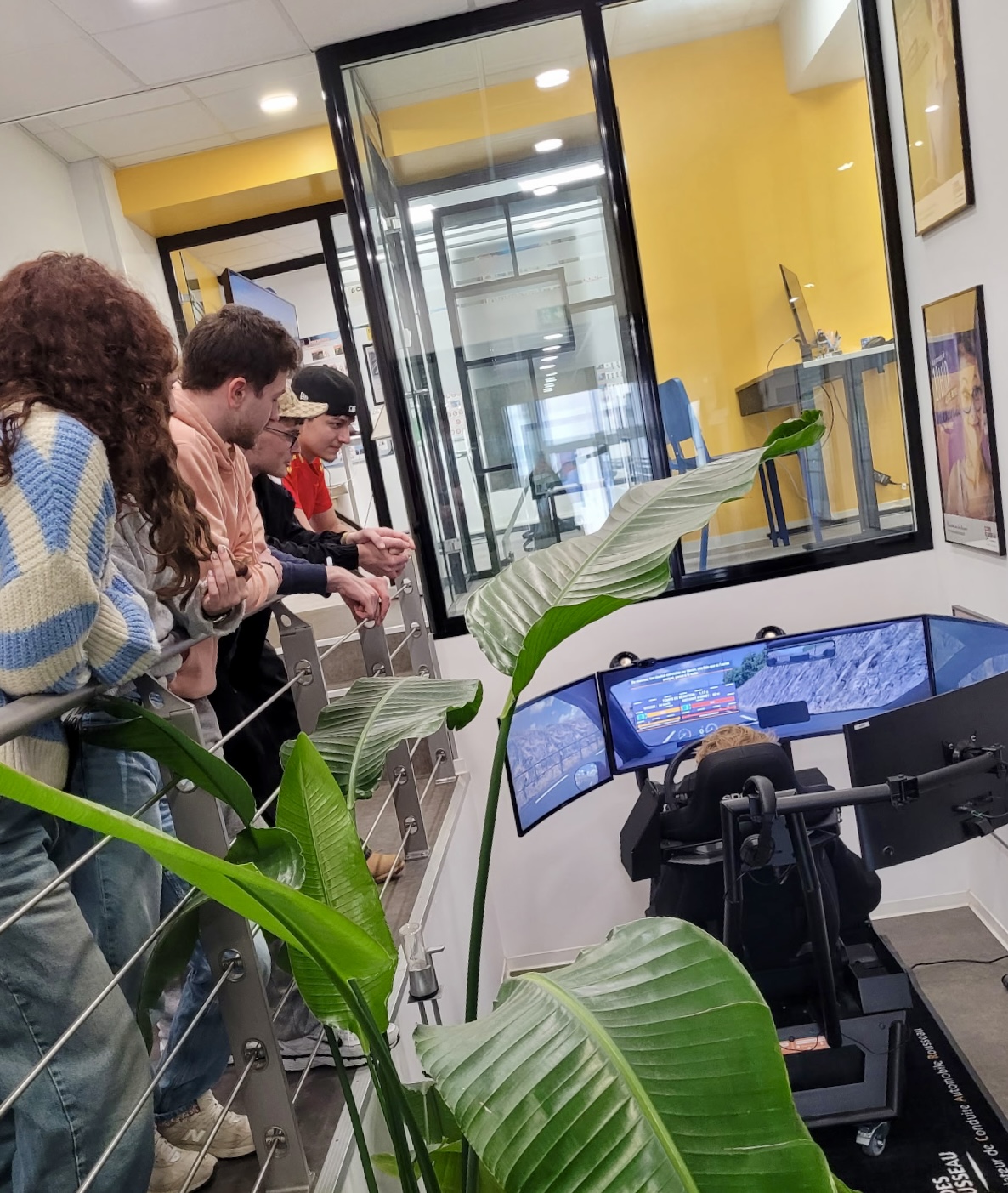 Élèves découvrant le simulateur Oscar